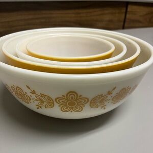Vintagege 1970’s Pyrex butterfly gold 401-404